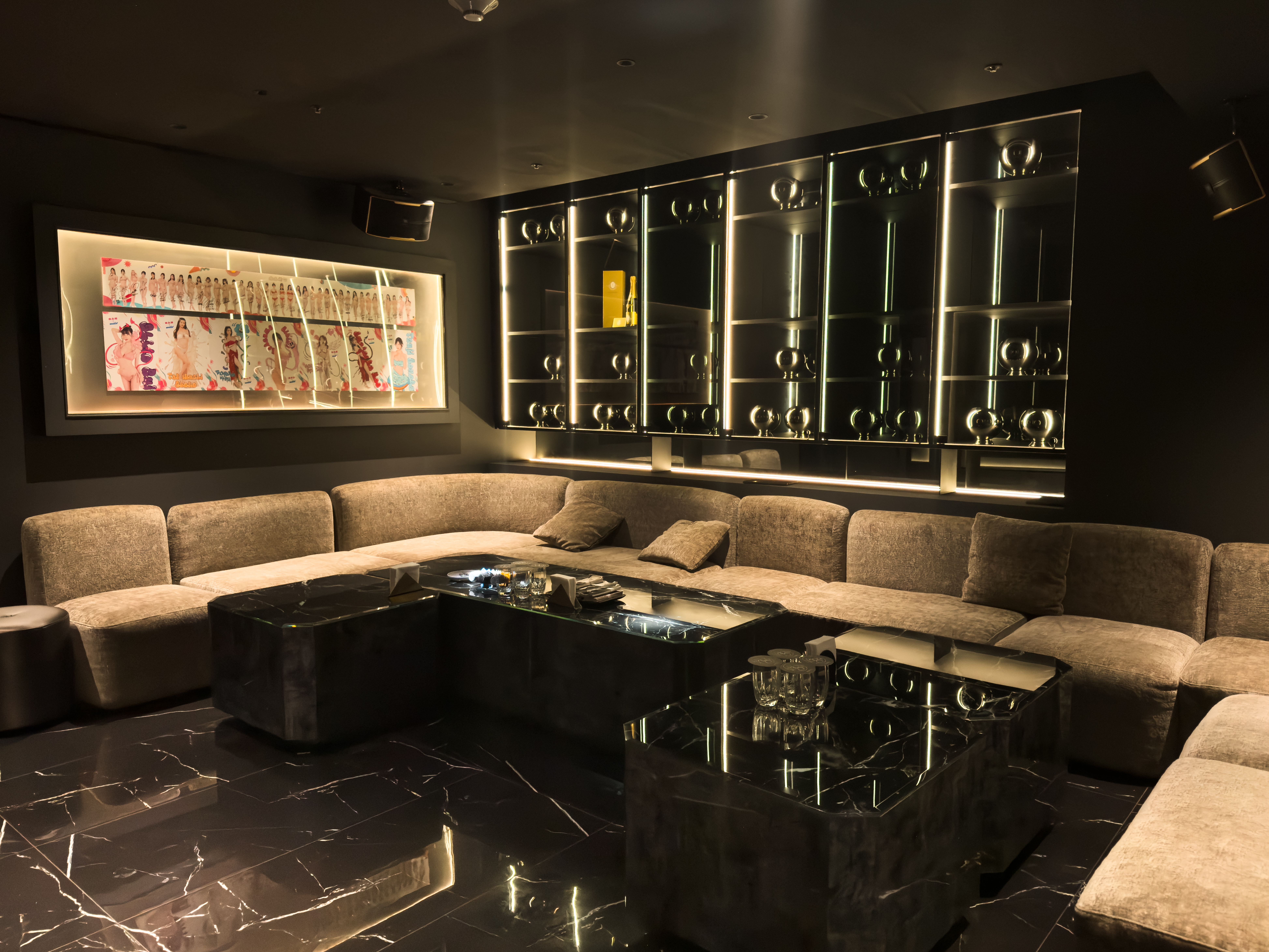 Club One Taipei 精品包廂｜可容納 15–18 人，懸浮式展櫃陳列限量私人周邊