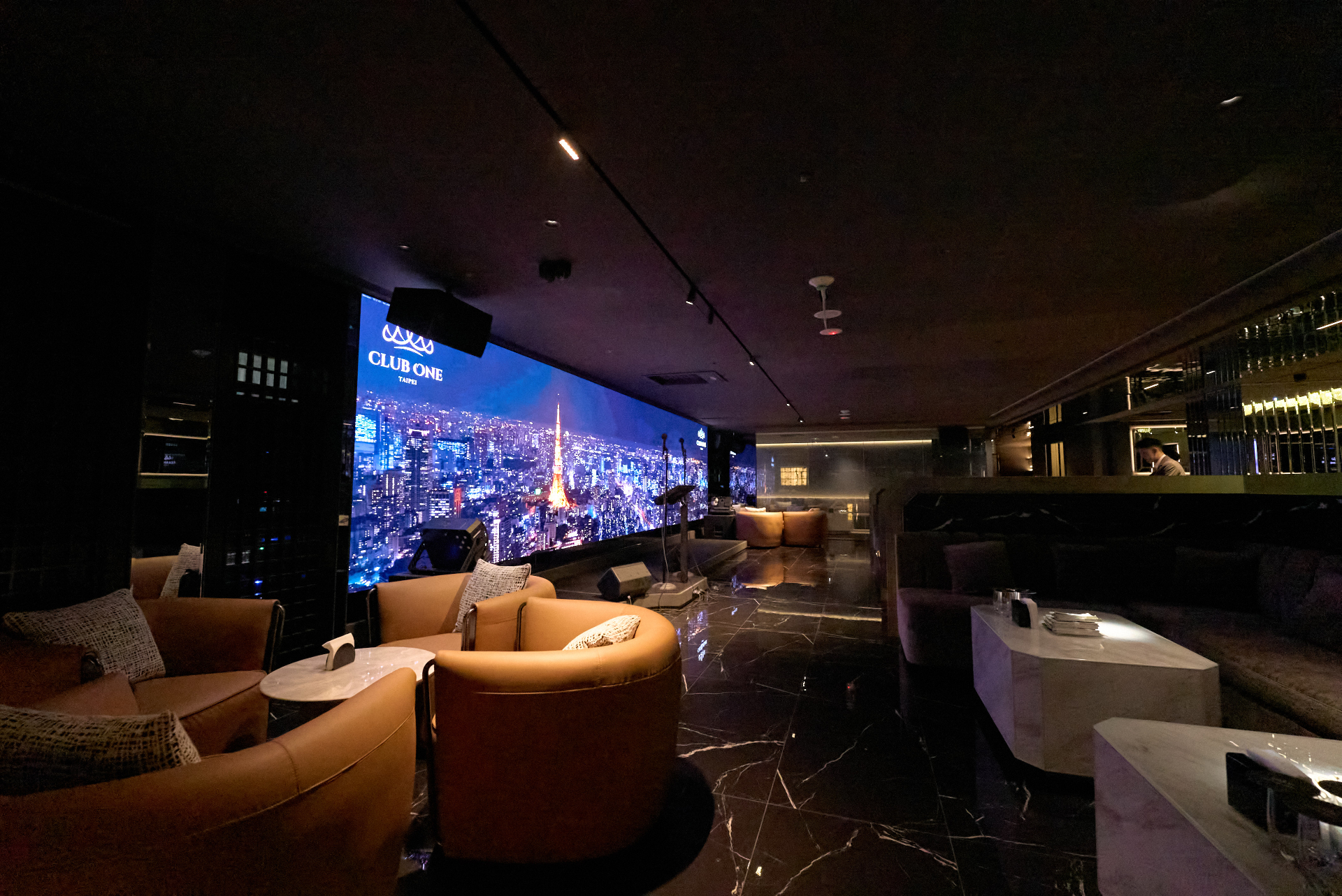 Club One Taipei 大廳實景｜大理石卡座與金色酒櫃光牆