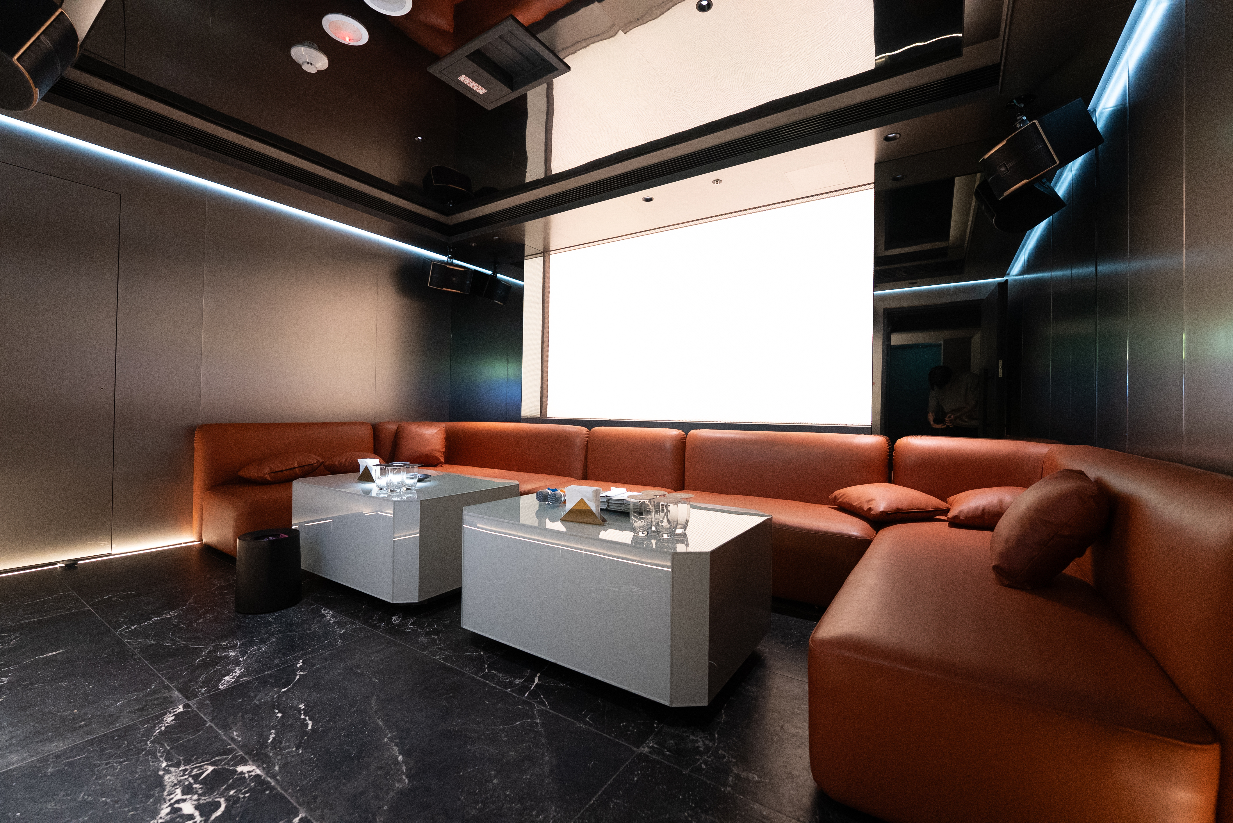 Club One Taipei 現代包廂｜可容納 10–12 人，金屬冷調與皮革質感搭配頂級音響系統
