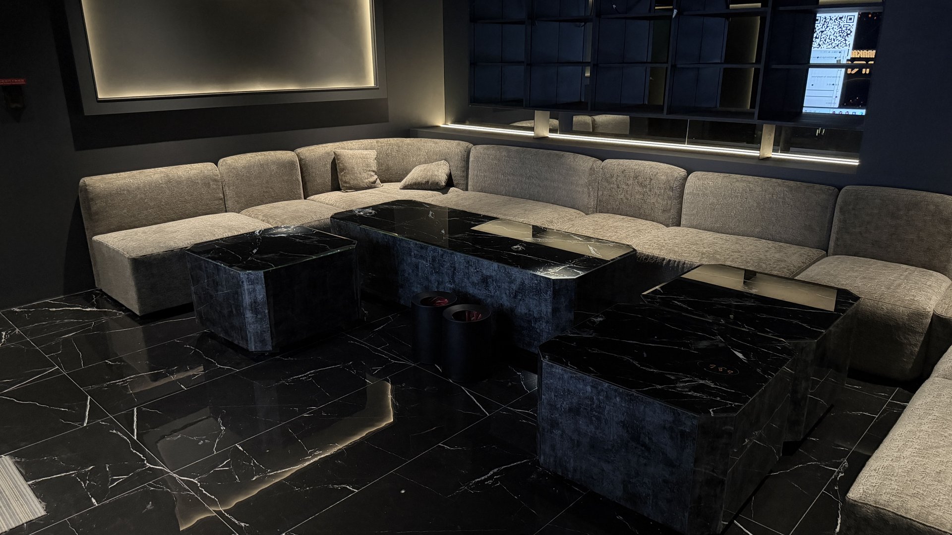 Club One Taipei 精品包廂｜可容納 15–18 人，懸浮式展櫃陳列限量私人周邊