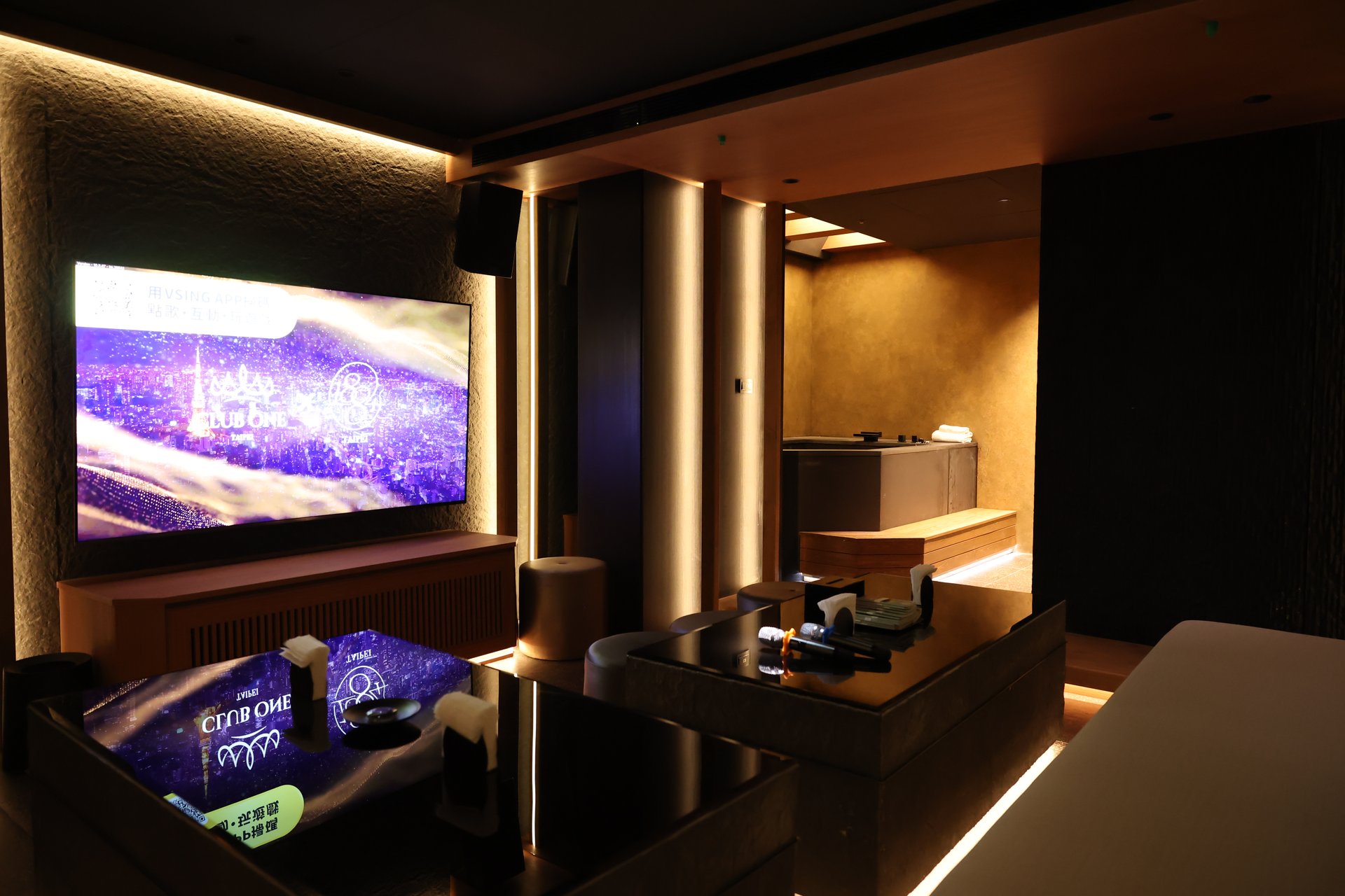 Club One Taipei 日式溫泉包廂｜可容納 8–10 人，全台首創 KTV 內私人泡澡缸與侘寂木質氛圍
