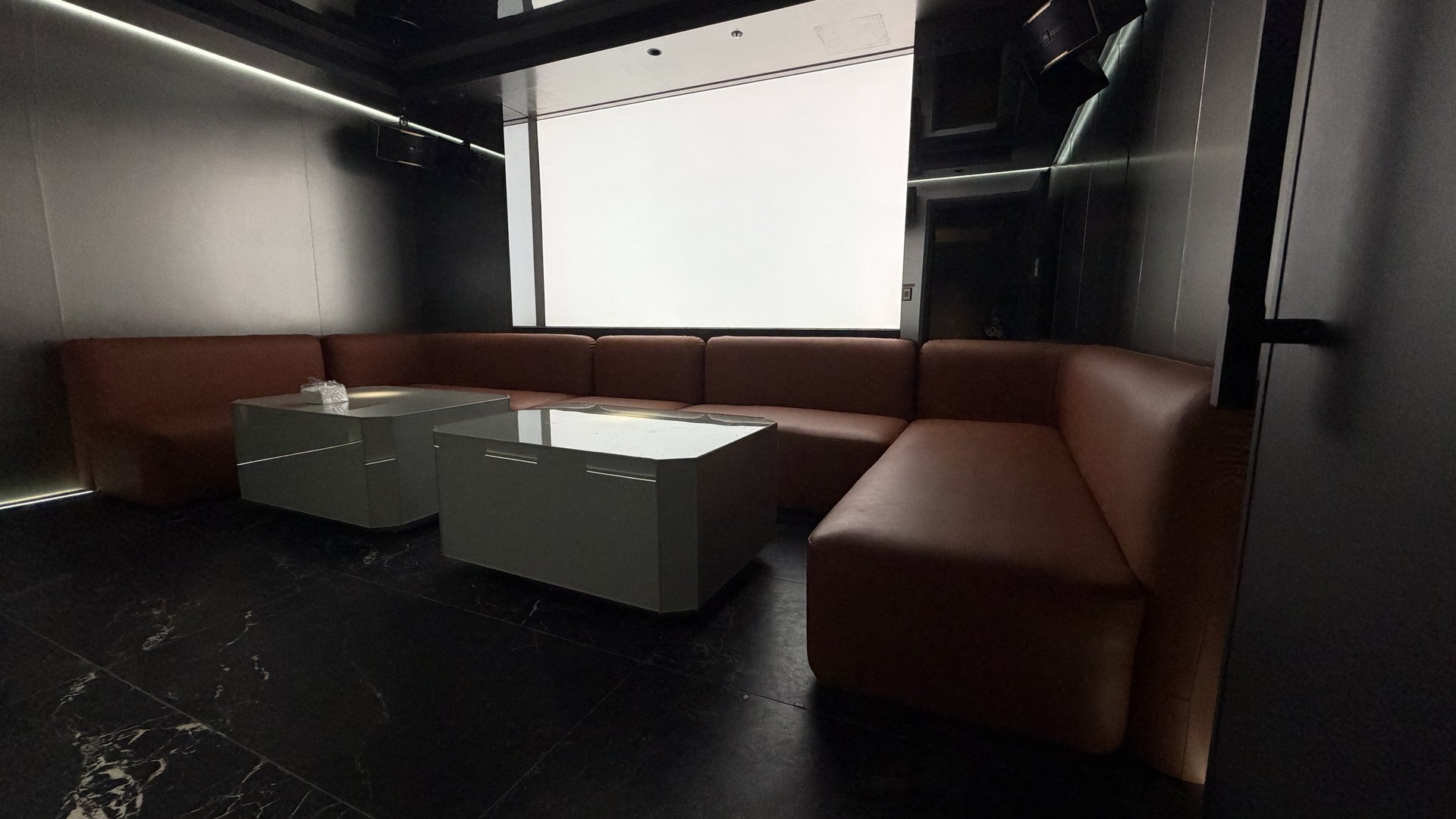 Club One Taipei 現代包廂｜可容納 10–12 人，金屬冷調與皮革質感搭配頂級音響系統