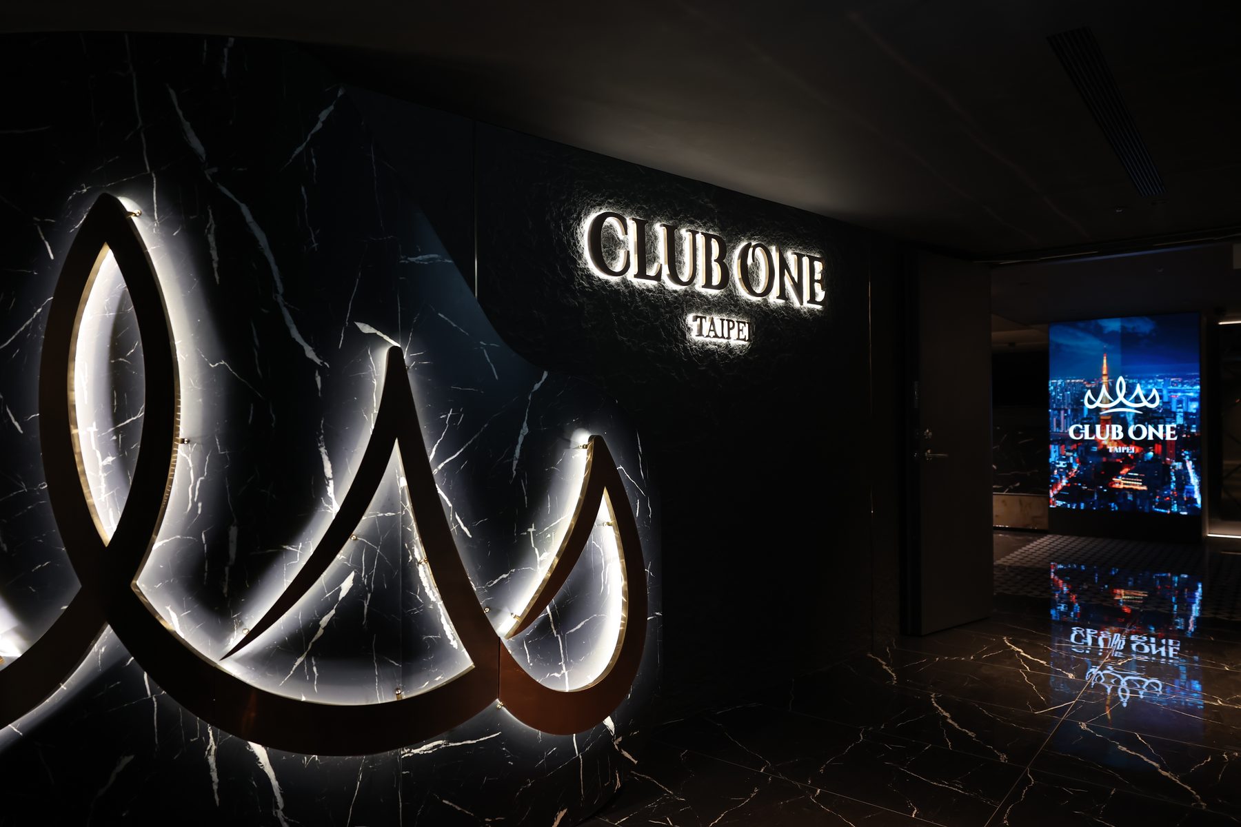 Club One Taipei 入口大廳全景｜橢圓燈帶天花與大理石地坪