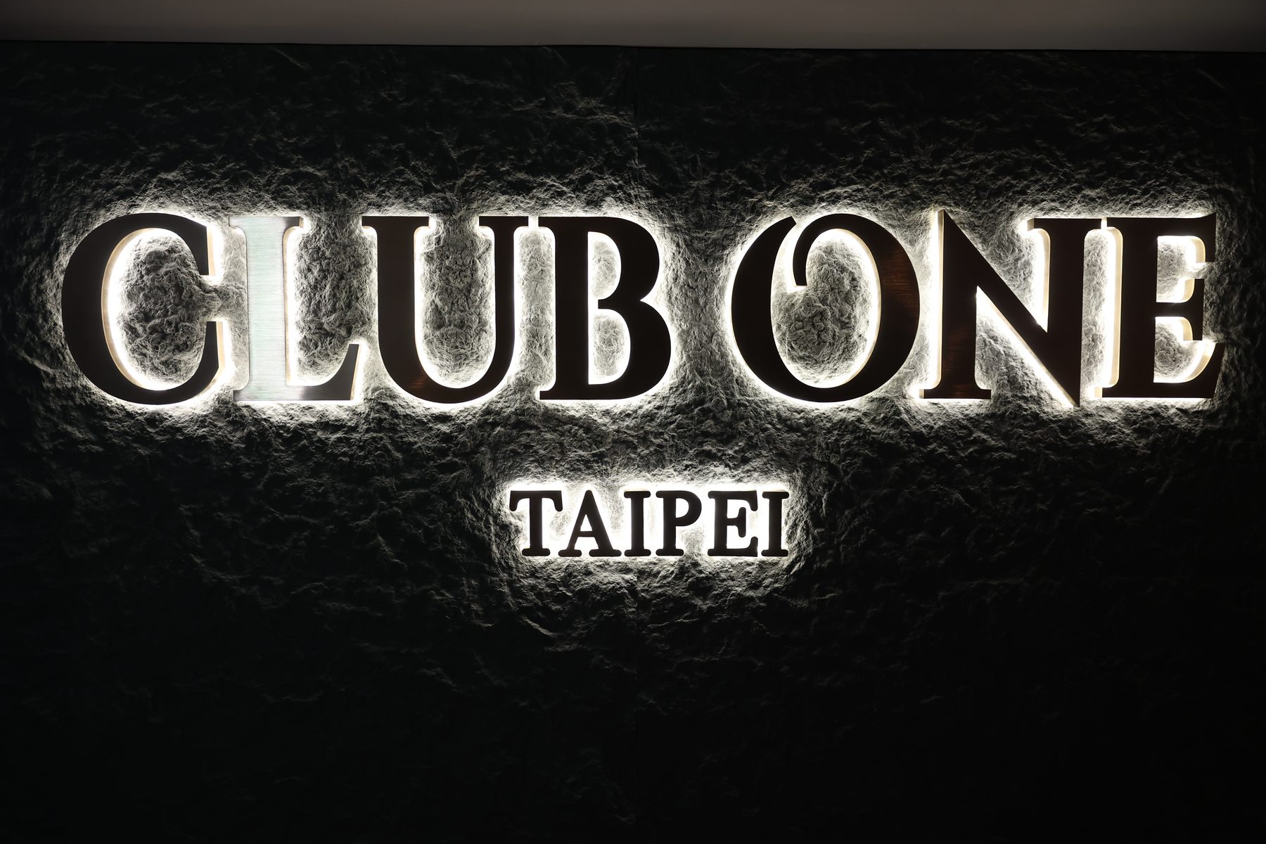 Club One Taipei 夜景包廂實景｜投影城市夜景與絨布卡座、巴洛克線板天花