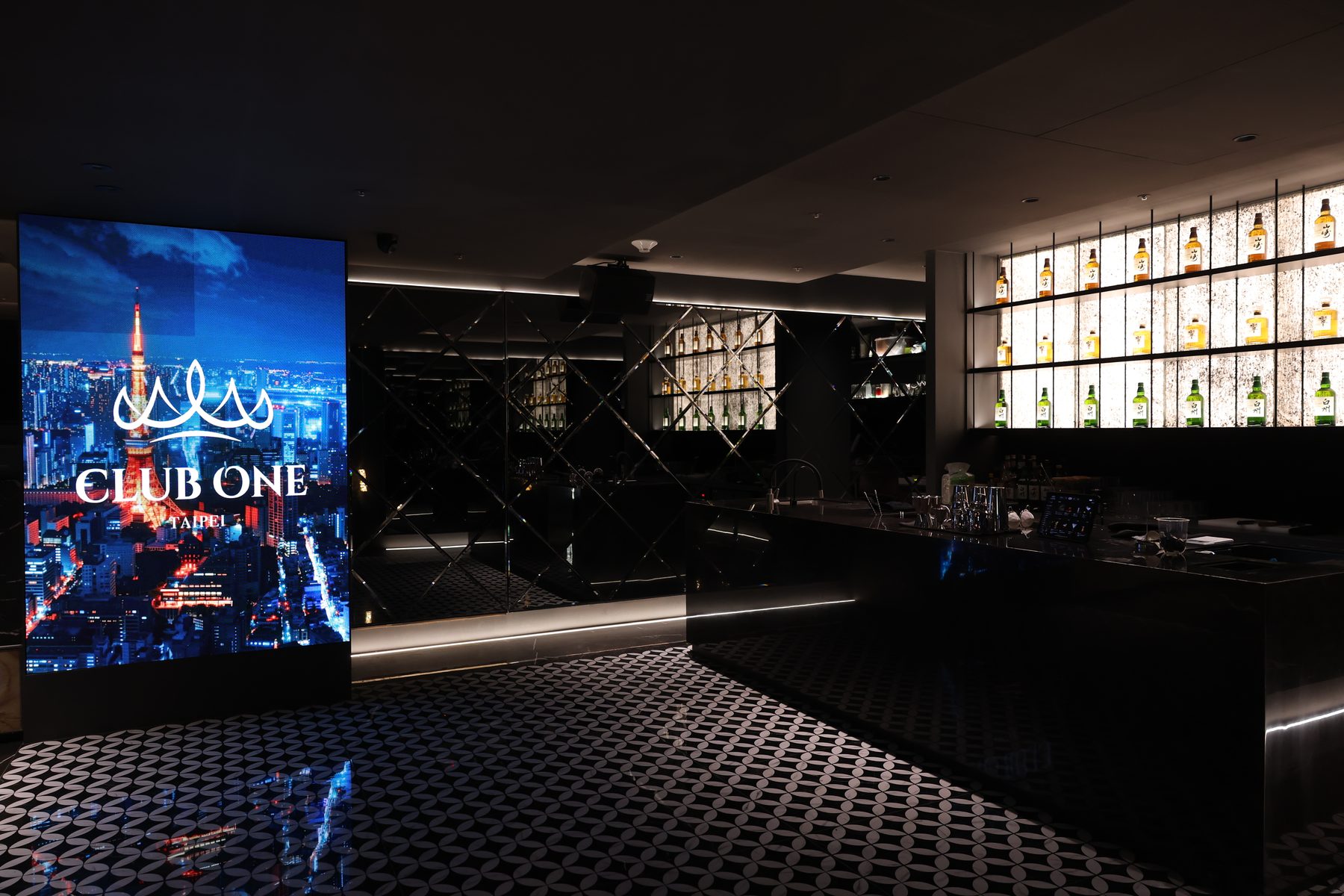 Club One Taipei 細節｜大理石桌面與調酒器皿